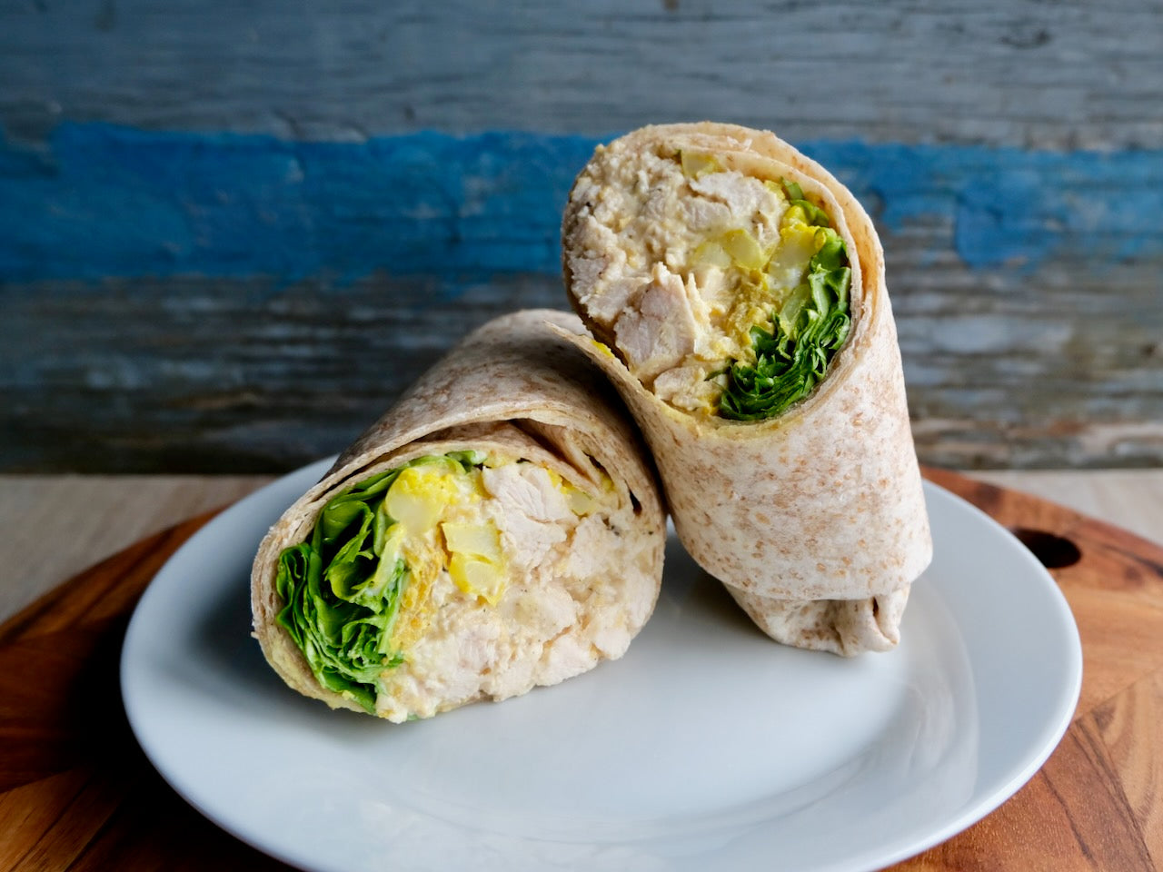 Wrap poulet rôti et chou-fleur avec roquette, betteraves marinées, houmous aux herbes et mayonnaise à l'ail