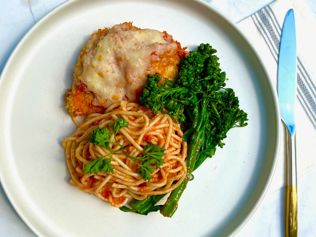 Poulet Parmigiana avec spaghetti et sauce tomate