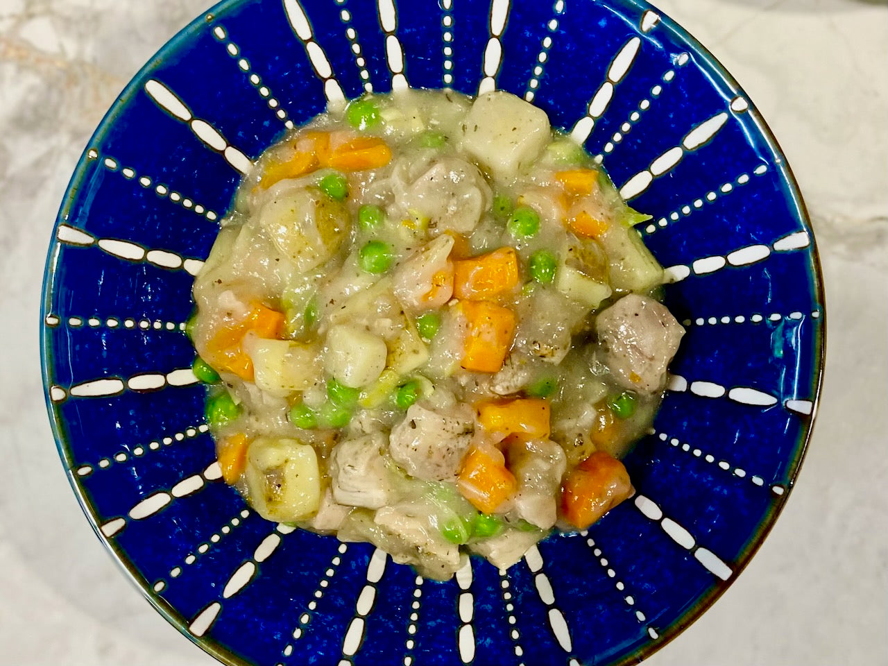 Mijoté de poulet (cuisse) rôti aux pommes de terre, carottes, panais et petits pois