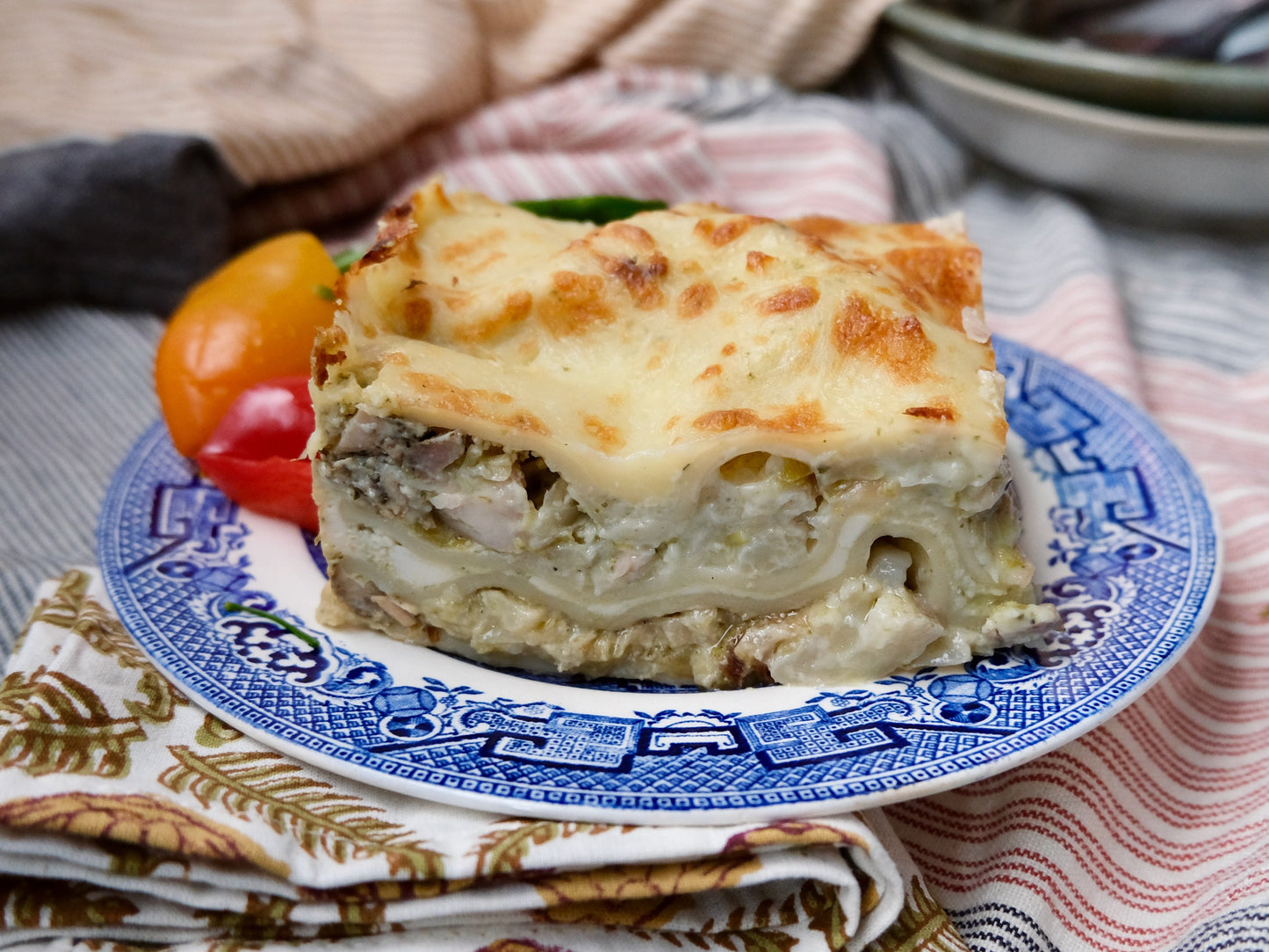 Lasagnes crémeuses au poulet (blanc), épinards, artichauts, champignons et fromage de chèvre