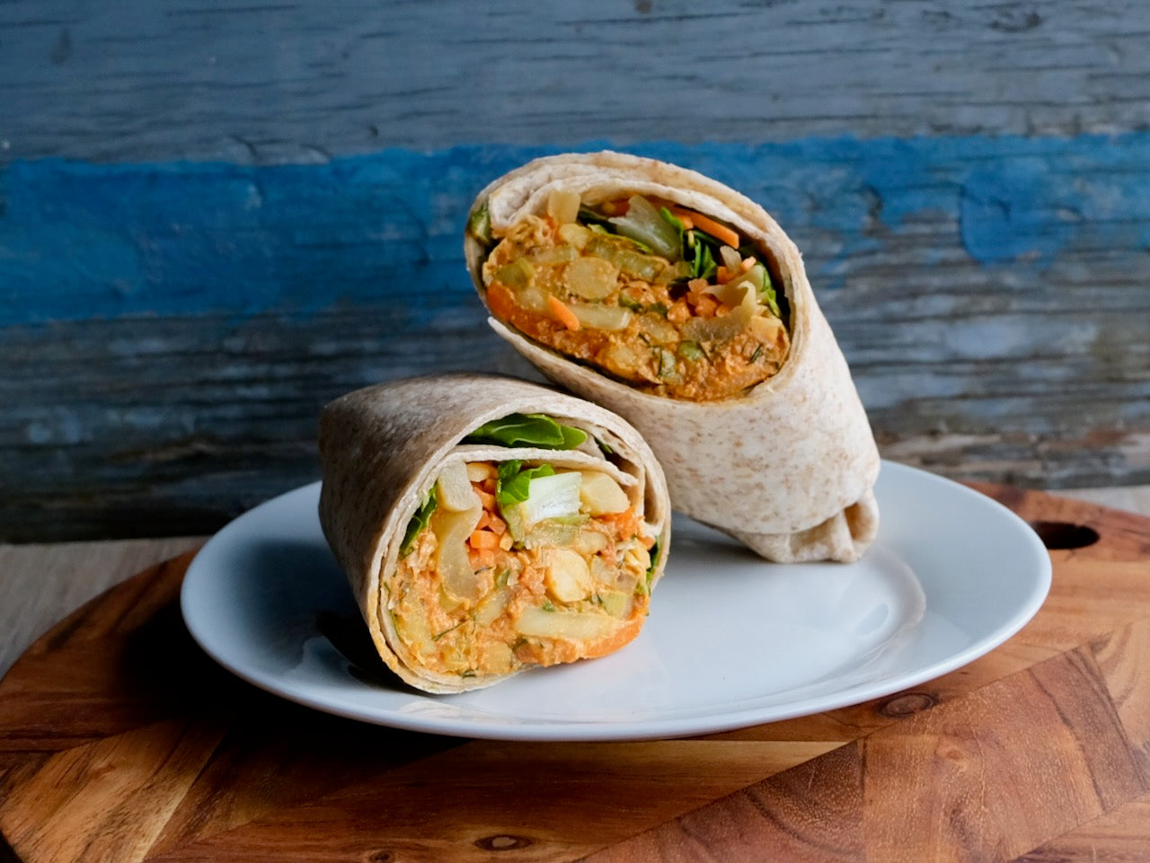 Wrap Légumes & Pois Chiches avec Carottes, Aubergines,, Concombre, Laitue & Mayonnaise Végétalienne