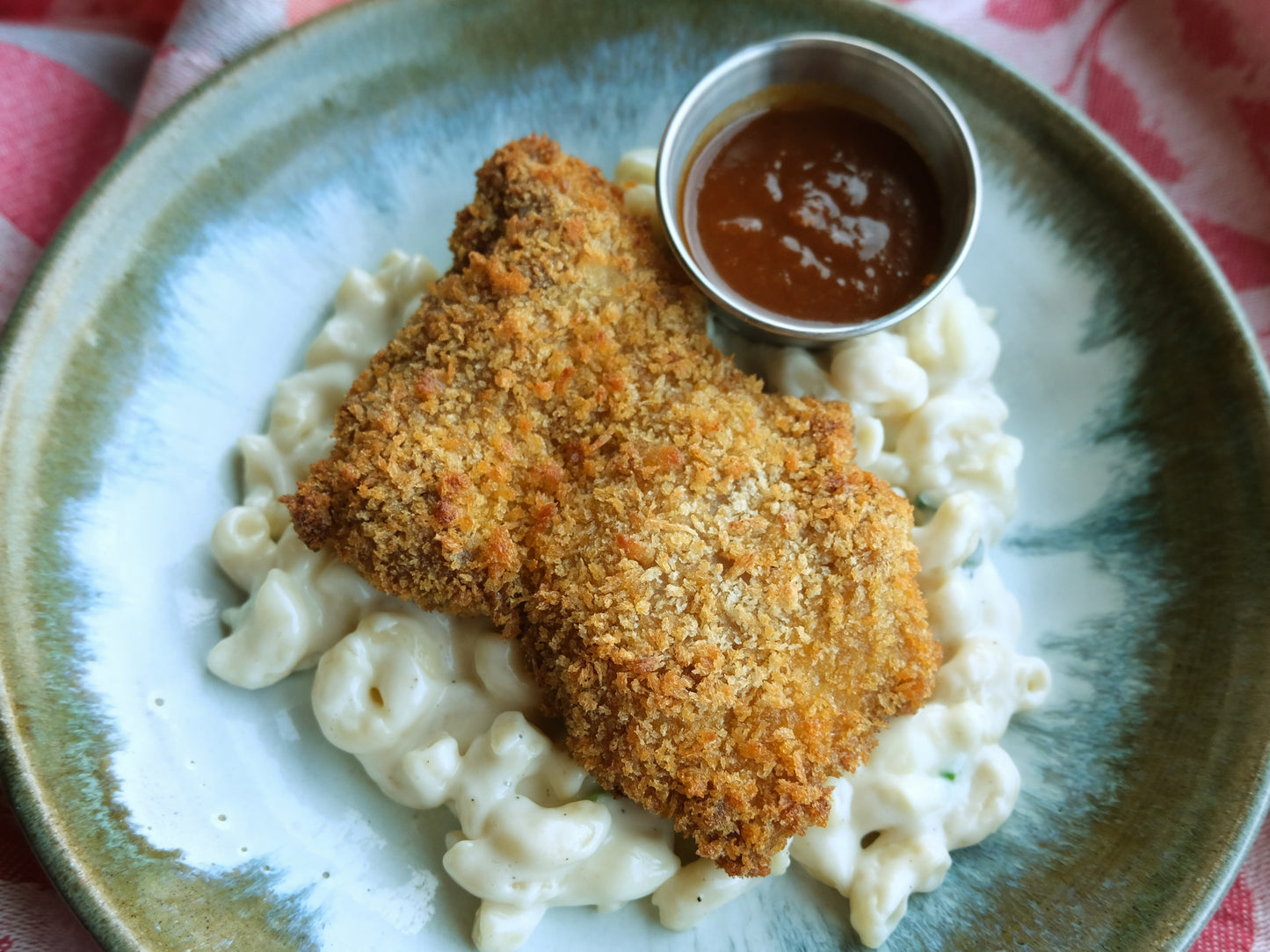 Poulet croustillant (cuisse) sauce barbecue, Mac & Cheese crémeux au cheddar affiné et poutine