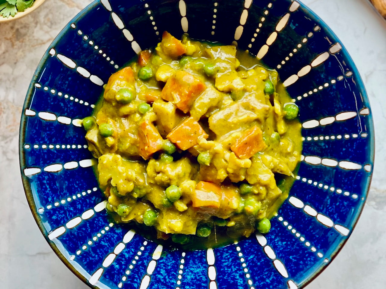 Ragoût de poulet (blanc) à l'indienne avec pommes de terre, carottes, chou-fleur et épinards