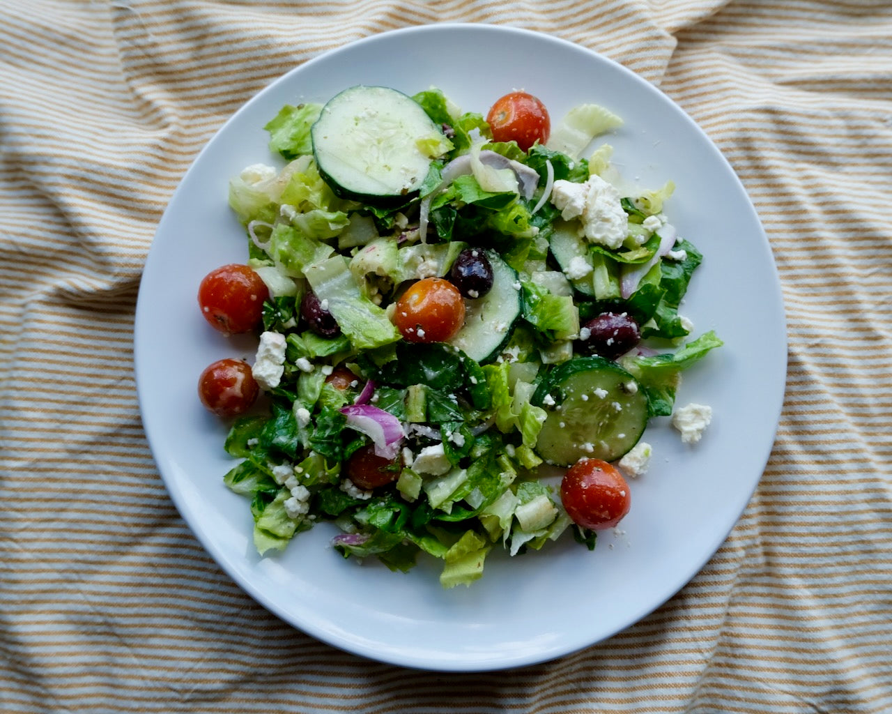 Salade grecque maison : tomates cerises, concombres, olives Kalamata et fromage feta