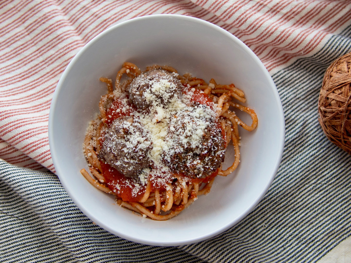 Boulettes de bœuf « Enright » sauce tomate, spaghetti et parmesan