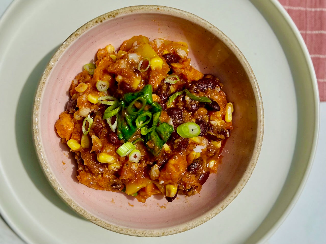 Chili de bœuf braisé « Enright » aux haricots rouges et noirs biologiques, poivrons verts et maïs