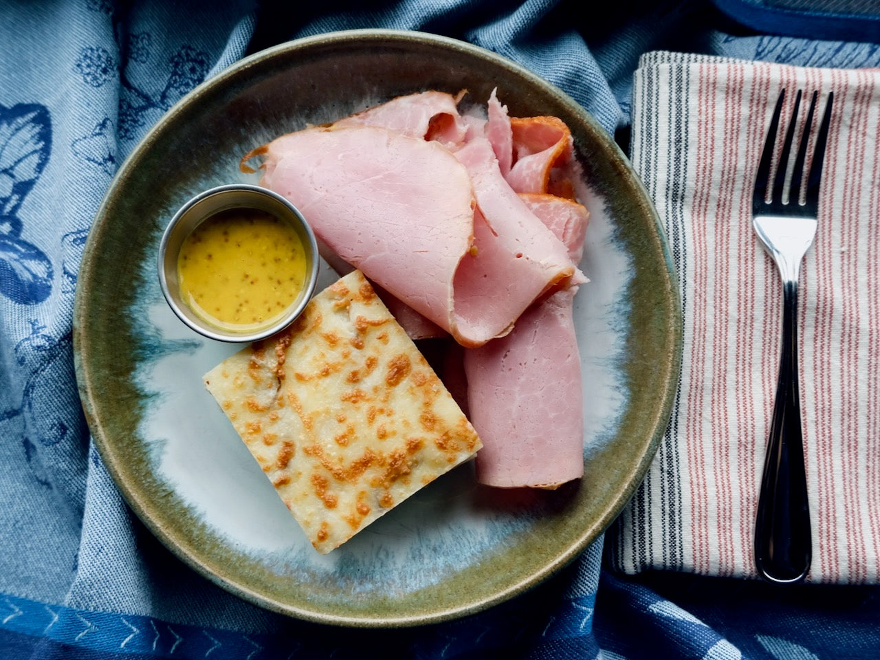 Jambon 'Berkshire' de l'Ontario sauce moutarde au miel et pommes de terre gratinées au cheddar vieilli de l'Ontario
