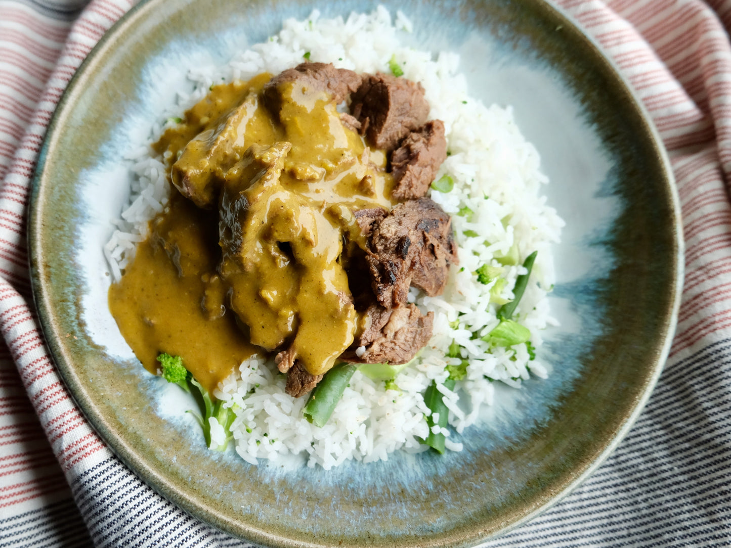 Curry de bœuf thaïlandais Enright, riz avec brocolis et haricots verts