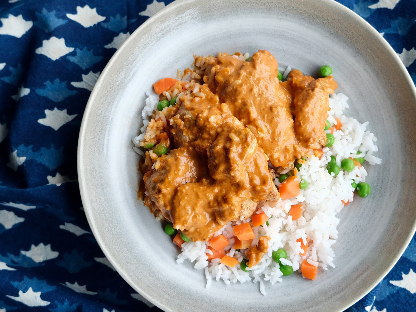 Poulet au beurre (poitrine), riz aux petits pois et carottes