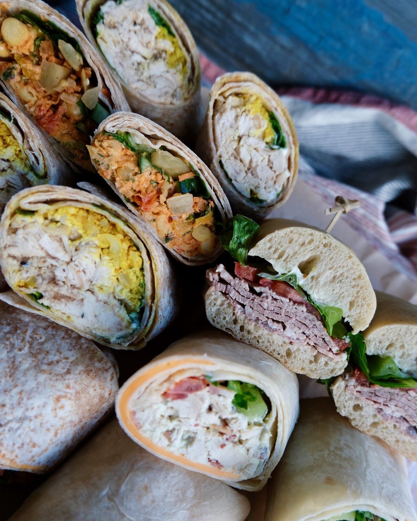 Plateau de sandwichs et de roulés gourmands