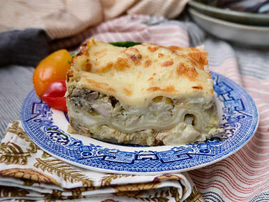 Lasagnes crémeuses au poulet (blanc), épinards, artichauts, champignons et fromage de chèvre