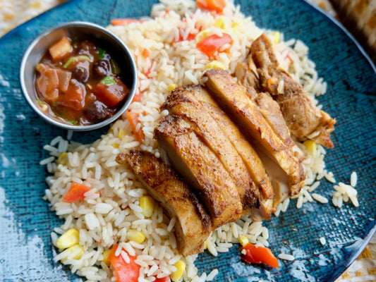 Poulet rôti (cuisse) et sa salsa aux haricots noirs et tomates, riz aux poivrons et maïs