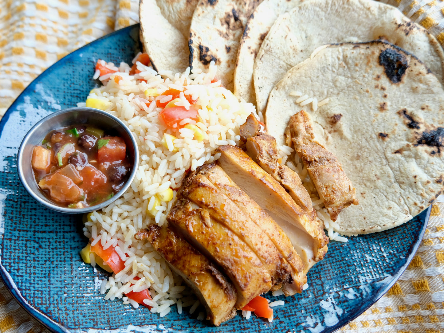 Kit Fajitas au Poulet - Poulet Rôti (Cuisse) avec Salsa Haricots Noirs et Tomates, Riz aux Poivrons et Maïs
