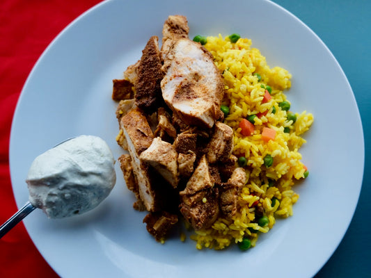 Poulet façon souvlaki (filet) avec sauce tzatziki et riz biologique