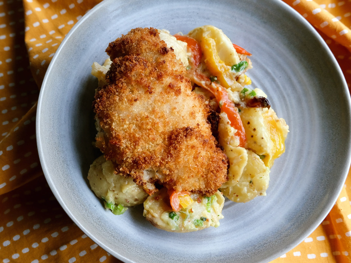 Poulet croustillant (cuisse), pommes de terre aux poivrons, oignons et sauce au lard