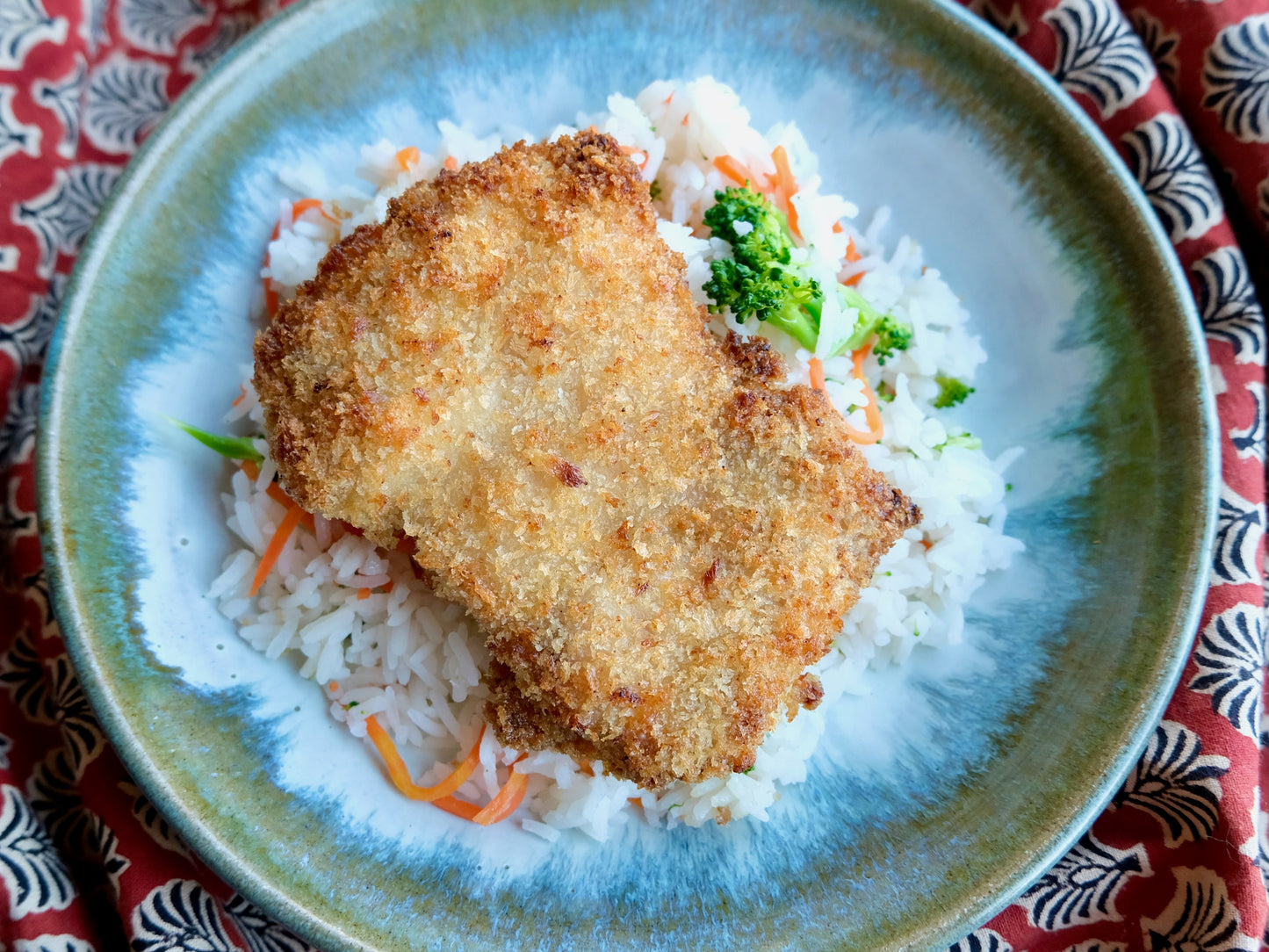 Poulet croustillant (cuisse) sauce Tonkatsu, riz bio aux haricots verts et carottes
