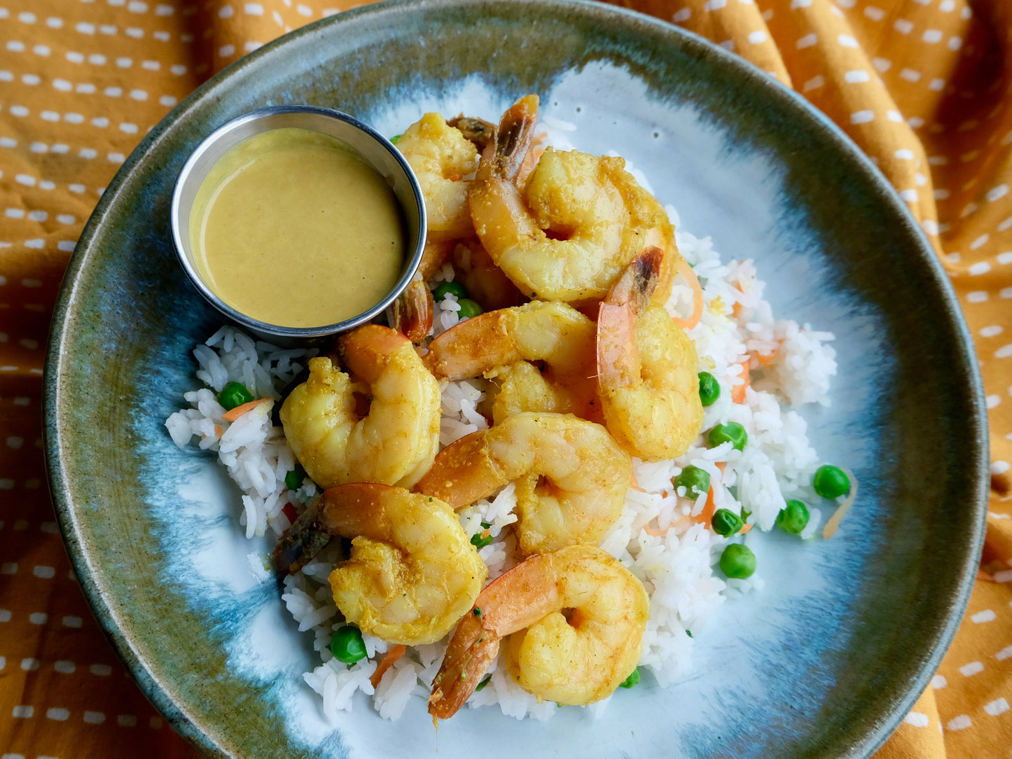 Crevettes au curry, riz bio aux petits pois et carottes