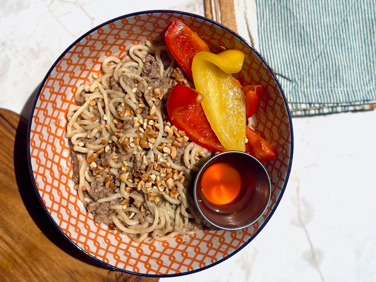 Porc Berkshire de l’Ontario façon Dan Dan avec sauce aux arachides, nouilles ramen à l’huile pimentée
