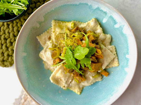 Raviolis à la courge butternut, roquette, poireaux et champignons dans une sauce crémeuse à la sauge