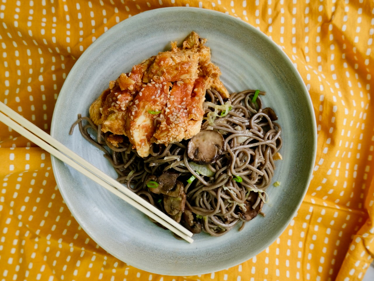 Poulet grillé à la coréenne (blanc), nouilles soba aux champignons rôtis et chou