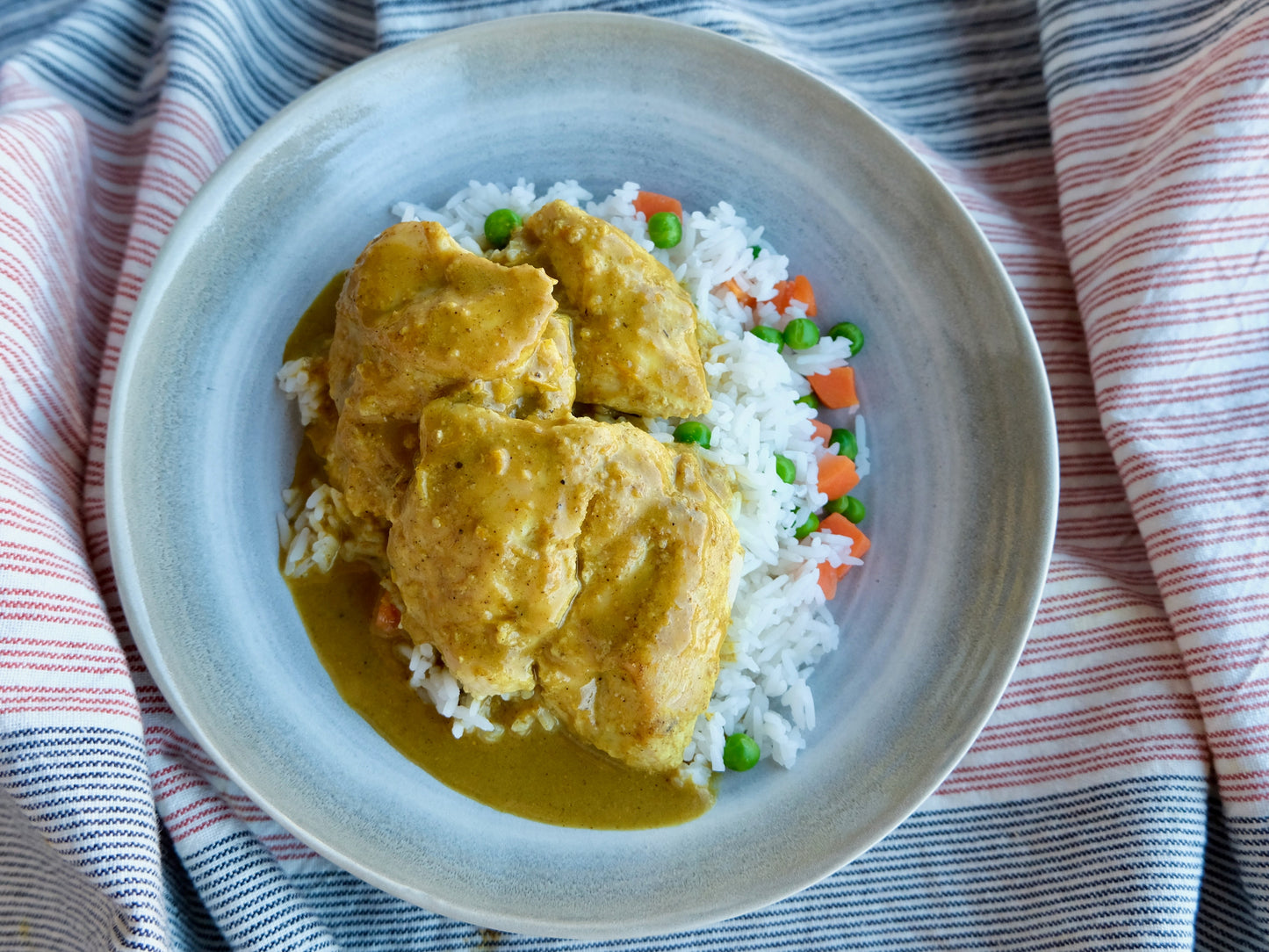 Poulet au curry citron (blanc), riz bio aux petits pois et carottes