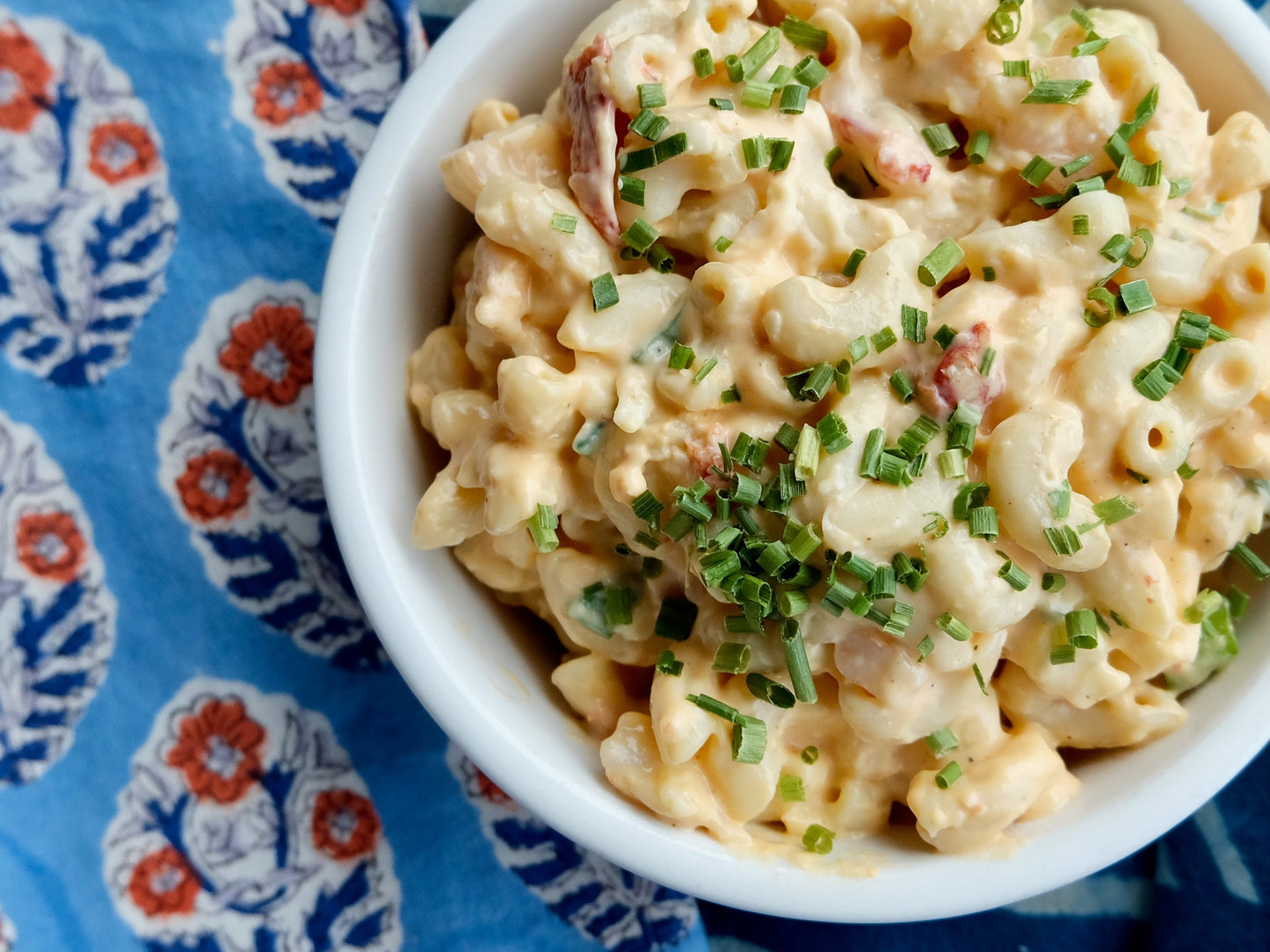 Macaroni au fromage et homard, crevettes et queso