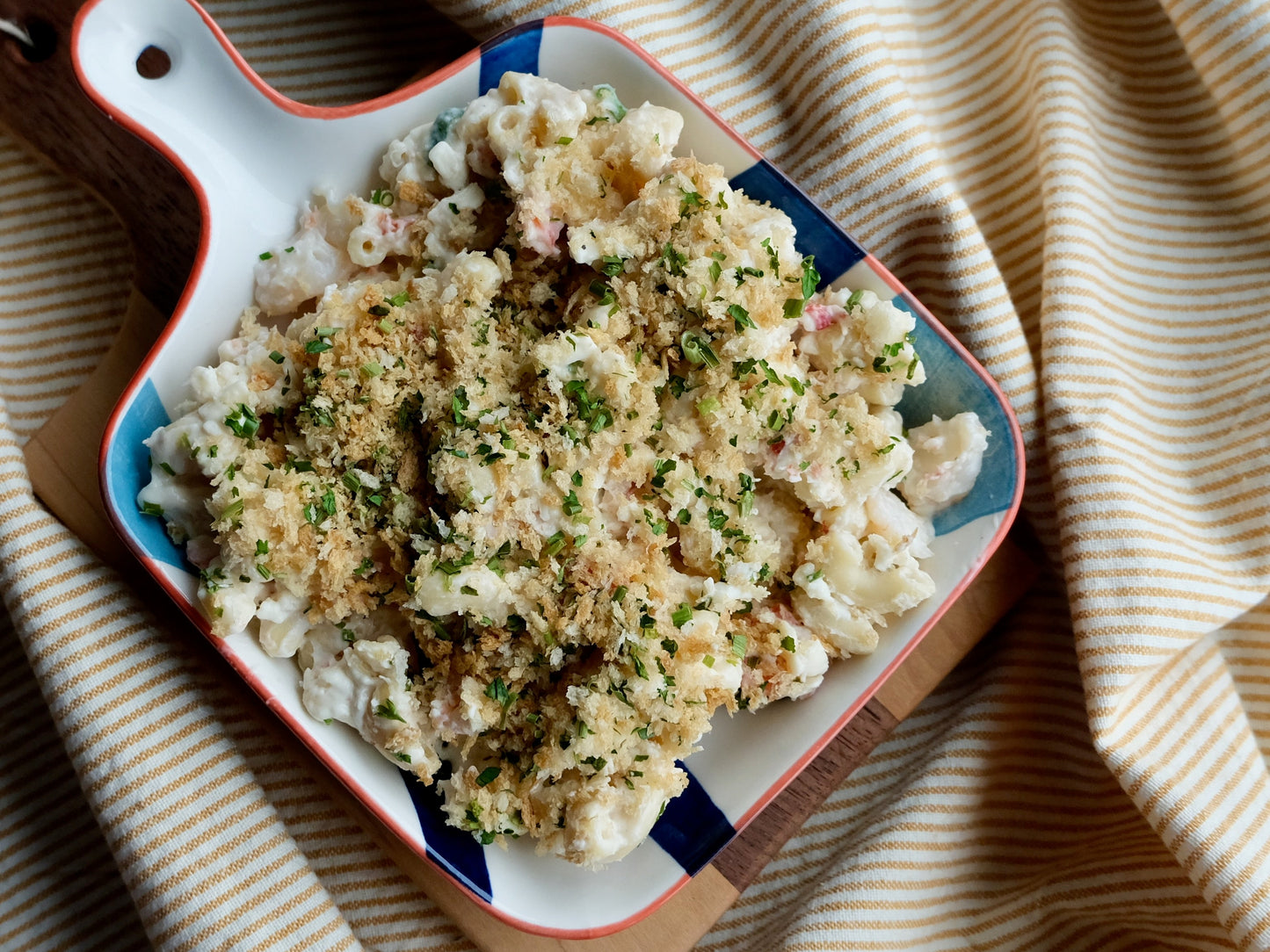 Macaroni au fromage, homard et crevettes