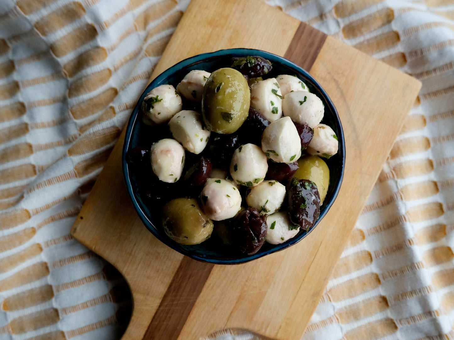 Bocconcinis marinés aux olives Kalamata et olives vertes