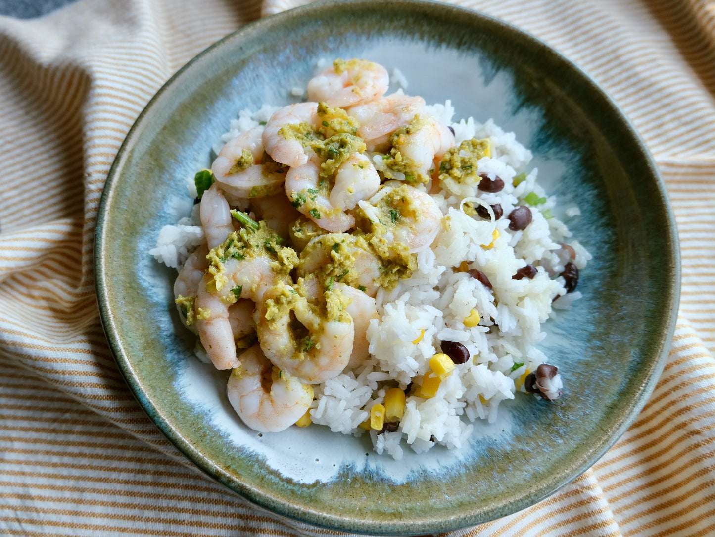 Crevettes marinées au mojo, riz aux haricots noirs et oignons verts
