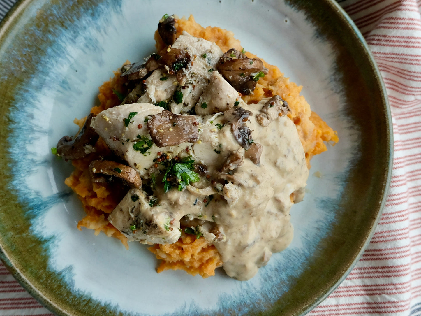 Poulet (blanc) aux champignons et à la moutarde de Dijon, purée crémeuse de patates douces et de pommes de terre