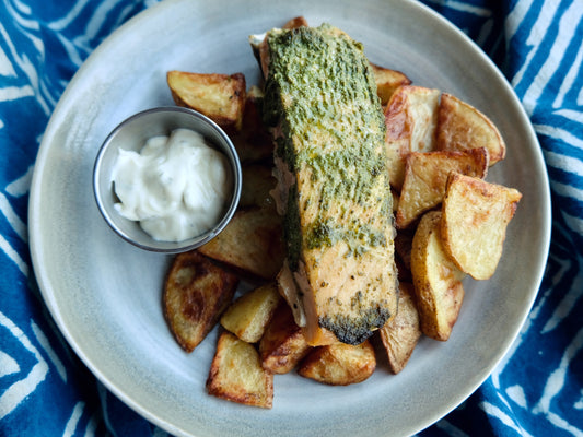 Filets de saumon de l'Atlantique au pesto, pommes de terre rôties et aïoli citron-câpres