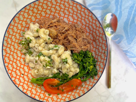 Effiloché de porc « Berkshire » de l'Ontario, macaroni au fromage crémeux avec du cheddar en grains « St-Albert »