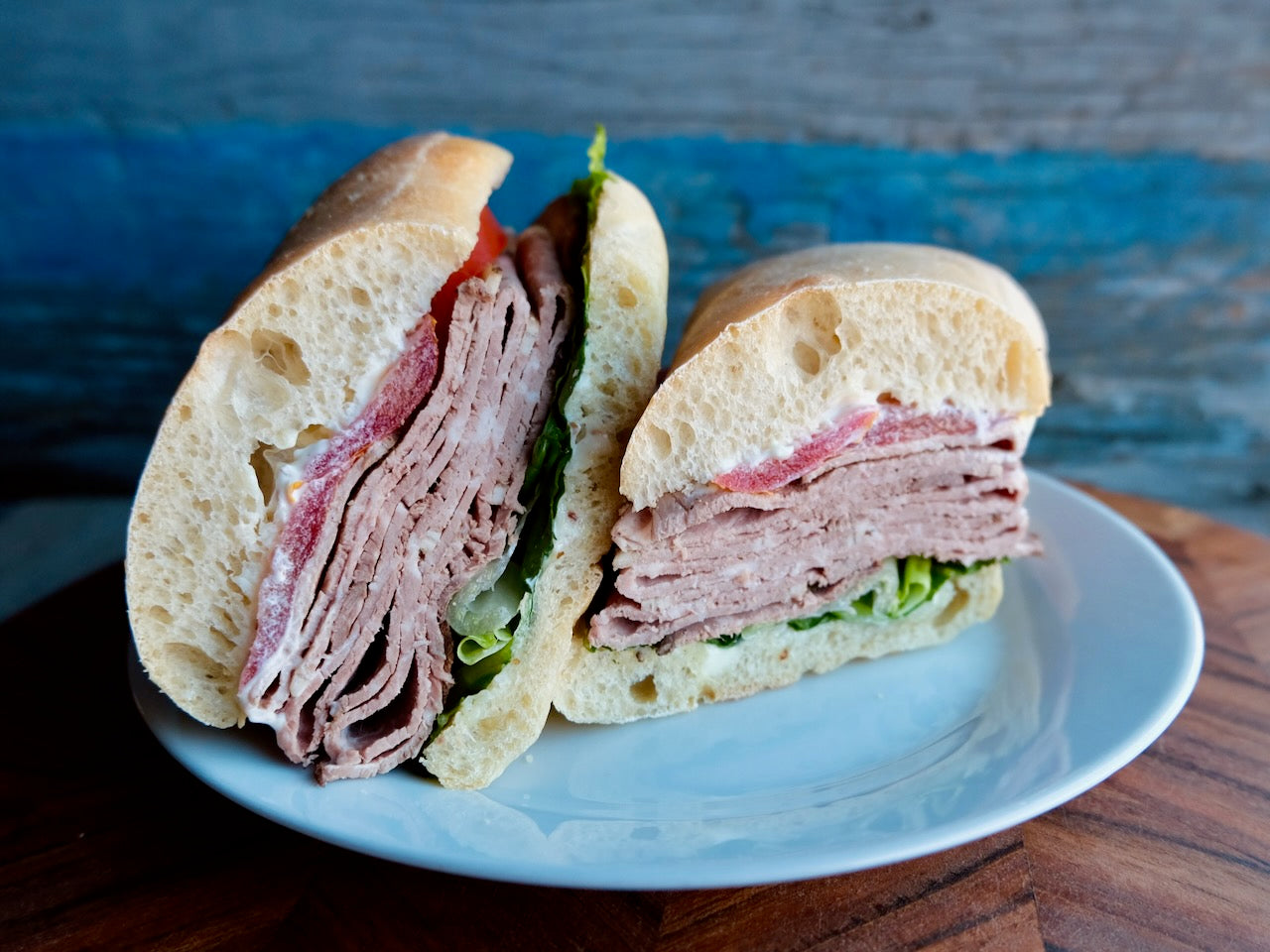 Sandwich de rosbif « Enright » à la tomate, laitue romaine et mayonnaise Dijonnaise