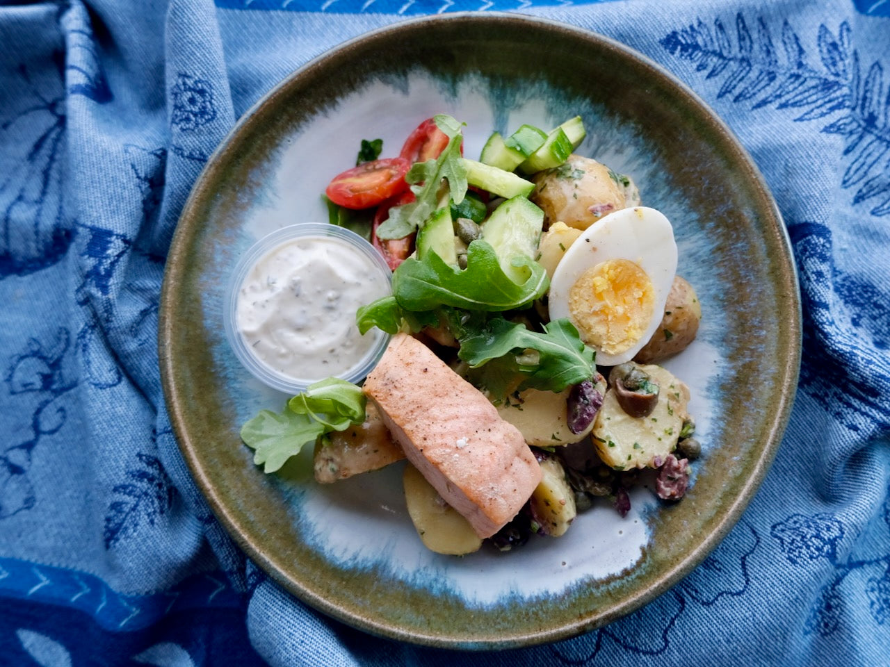 Salade niçoise au saumon, œufs et aïoli citron-câpres