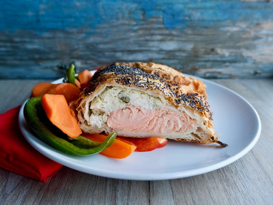Saumon atlantique en croûte feuilletée, fromage frais aux herbes
