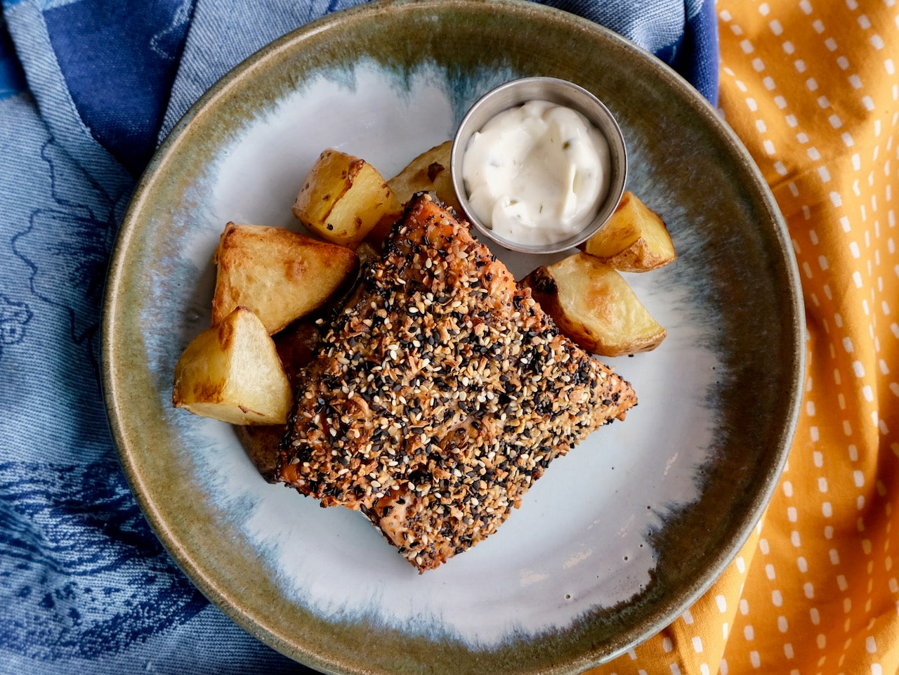 Pavés de saumon de l'Atlantique en croûte de graines, aïoli citron-câpres et pommes de terre rôties au four