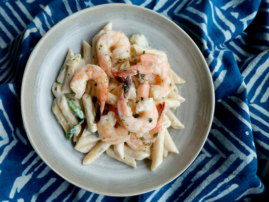 Crevettes Alfredo aux penne, poireaux et roquette