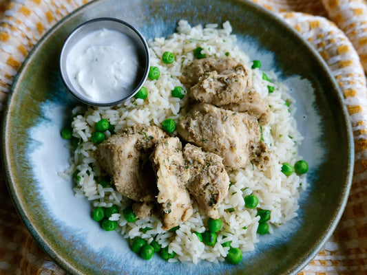 Poulet (filet) assaisonné façon souvlaki, sauce tzatziki et riz aux petits pois