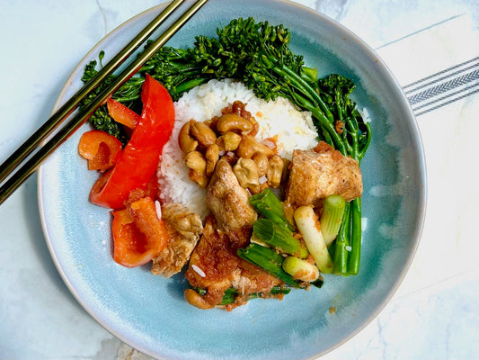 Poulet épicé (poitrine) au piment, noix de cajou, poivrons, oignons verts et riz vapeur
