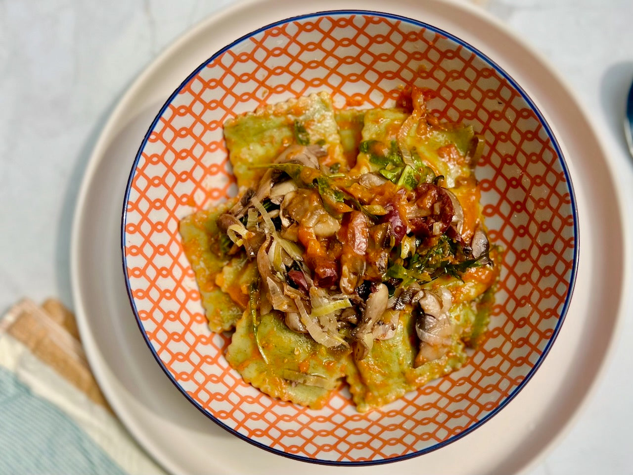 Agnolotti Épinards et Ricotta aux Poireaux, Artichauts & Olives, Sauce Tomate