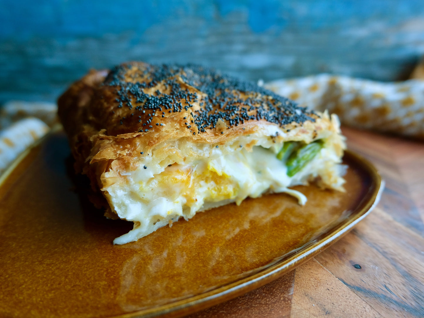 Strudel de poulet (filet) au fromage suisse, poireaux, asperges et courge musquée bio