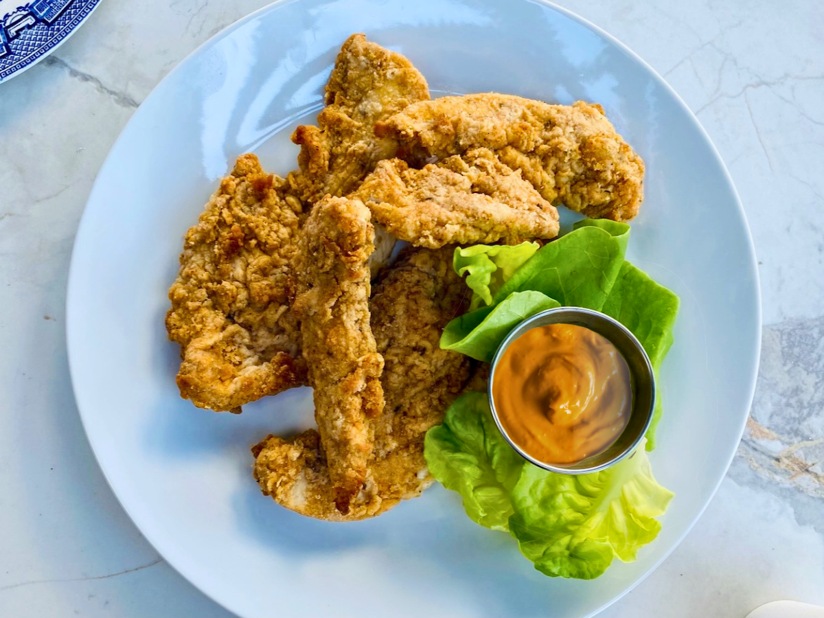 Blanc de poulet enrobé de chapelure avec mayonnaise pimentée