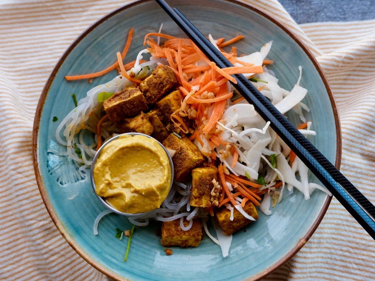 Salade de vermicelles de riz au tofu rôti, carottes et chou, sauce arachide et tamari