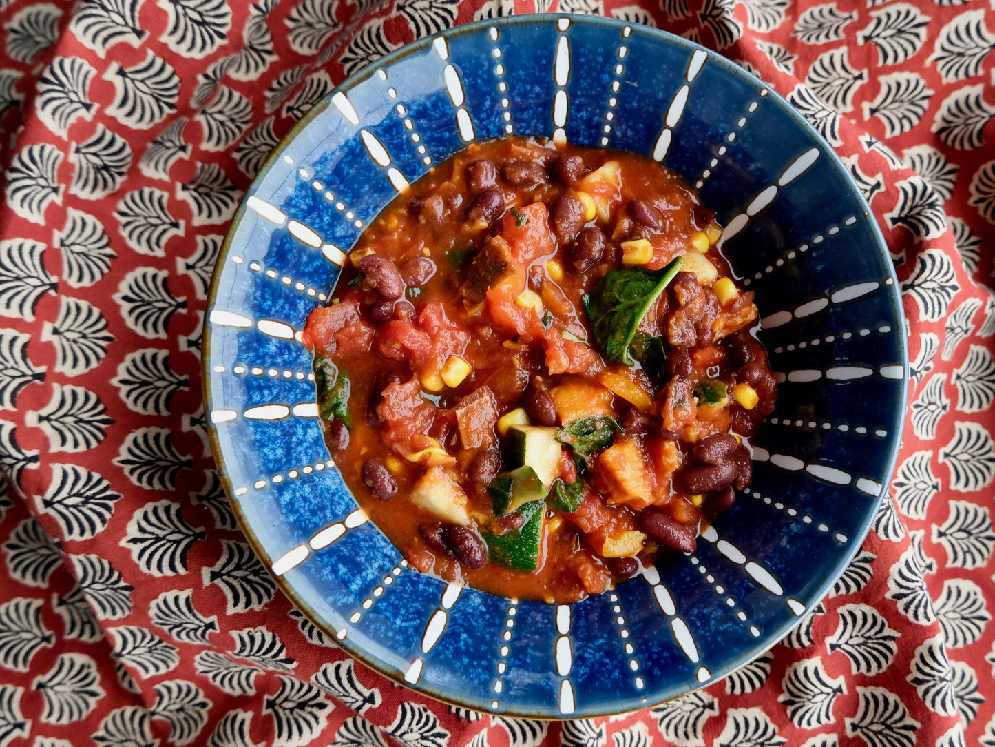 Chili biologique aux haricots rouges et aux légumes rôtis