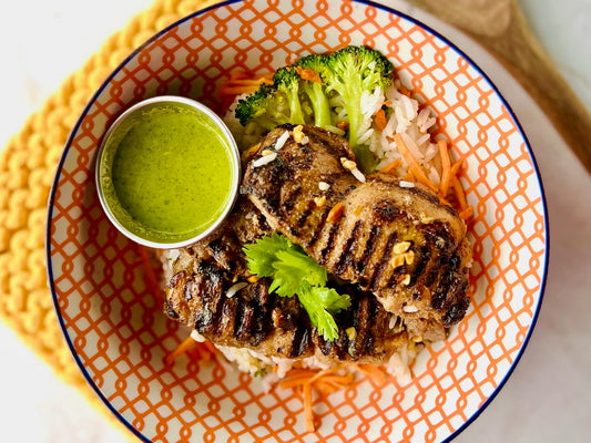Poulet aux cinq épices vietnamiennes (cuisse), riz vapeur aux aubergines, brocolis, carottes et cacahuètes